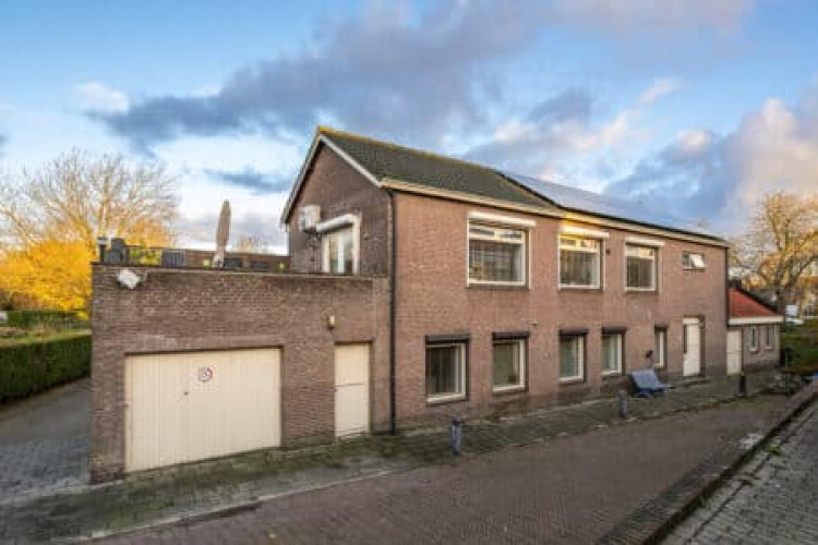 Achterdijk 12, Stad aan 't Haringvliet