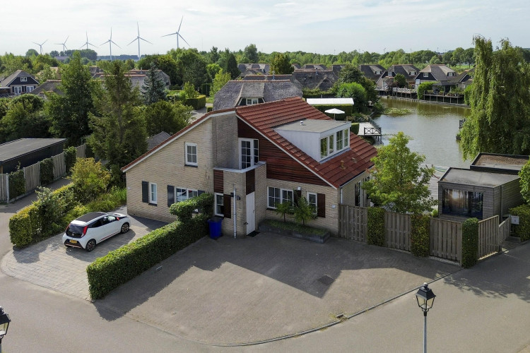 Menheerseplein 15, Middelharnis