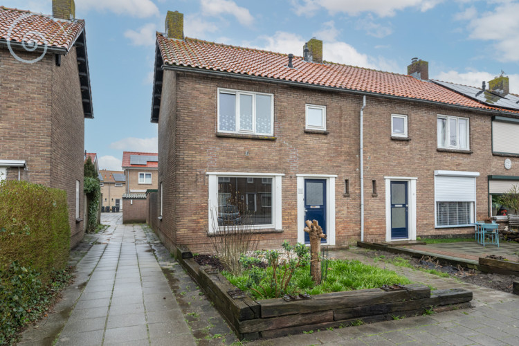 Esdoornstraat 24, Ooltgensplaat